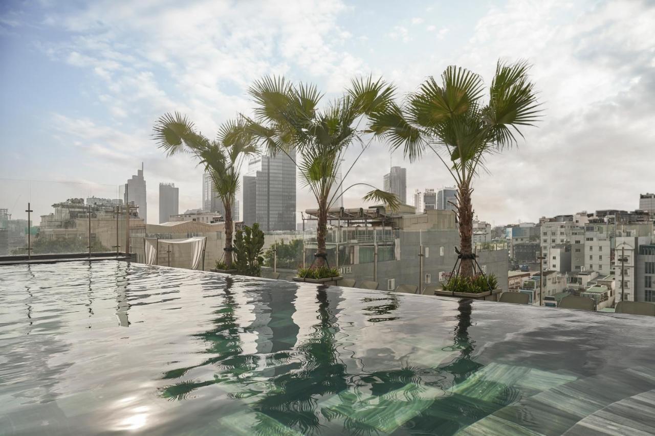 Hotel La Siesta Premium Saigon Ho-Chi-Minh-Stadt Exterior foto View from the rooftop pool