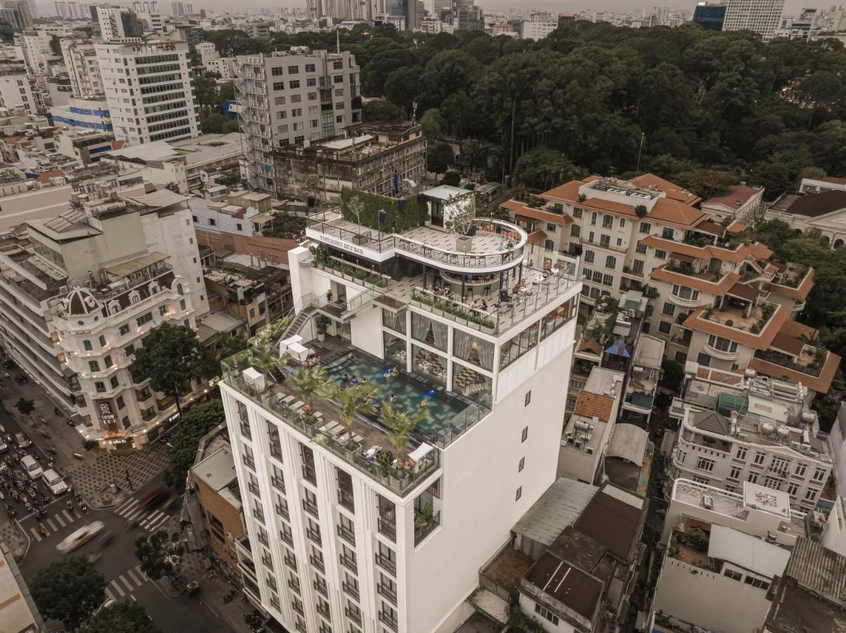 Hotel La Siesta Premium Saigon Ho-Chi-Minh-Stadt Exterior foto The hotel's rooftop pool
