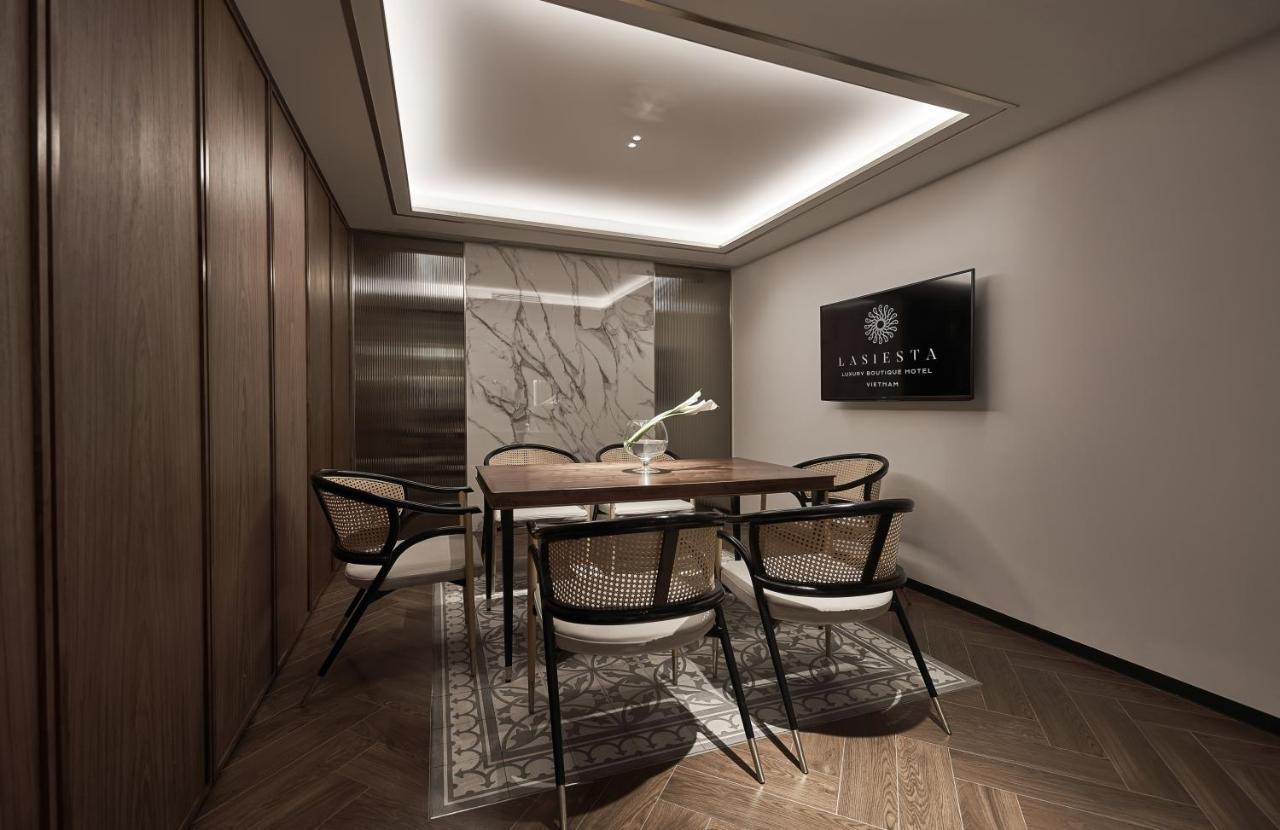 Hotel La Siesta Premium Saigon Ho-Chi-Minh-Stadt Exterior foto A meeting room at the Amista business center