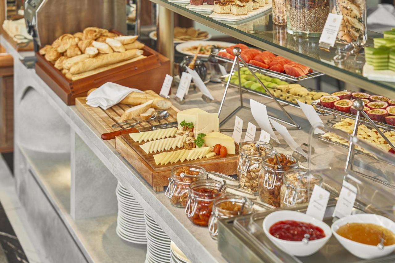 Hotel La Siesta Premium Saigon Ho-Chi-Minh-Stadt Exterior foto A cheese platter