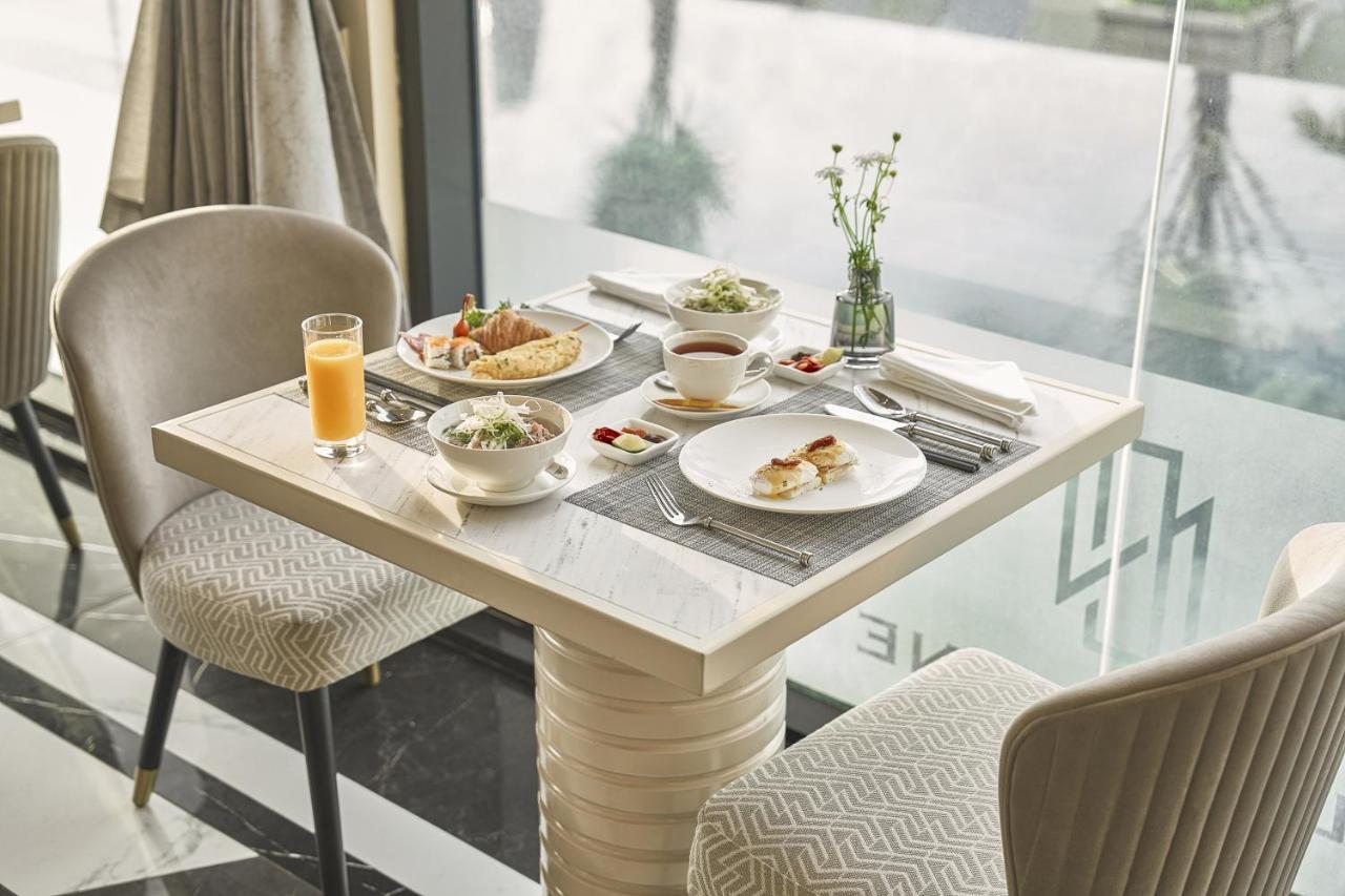 Hotel La Siesta Premium Saigon Ho-Chi-Minh-Stadt Exterior foto A table set for breakfast