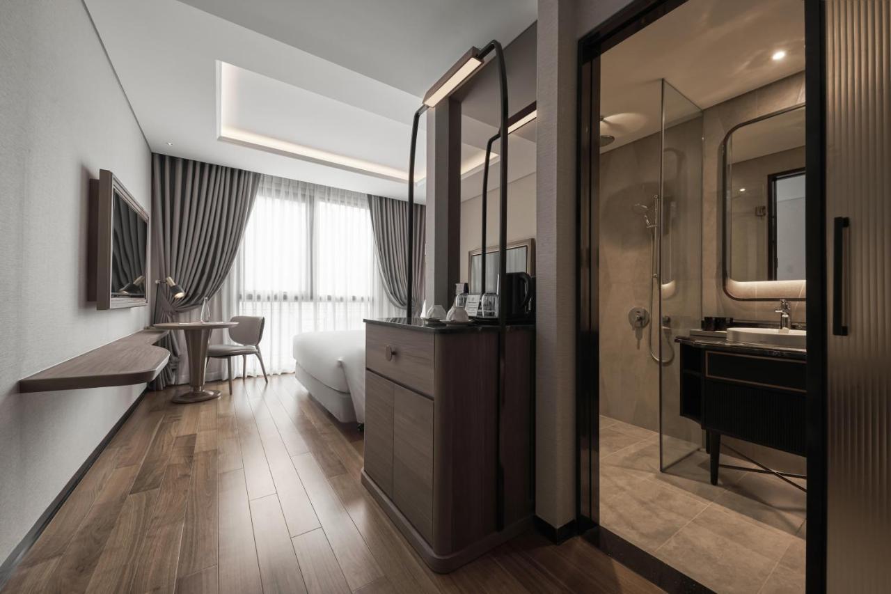 Hotel La Siesta Premium Saigon Ho-Chi-Minh-Stadt Exterior foto A room at the hotel